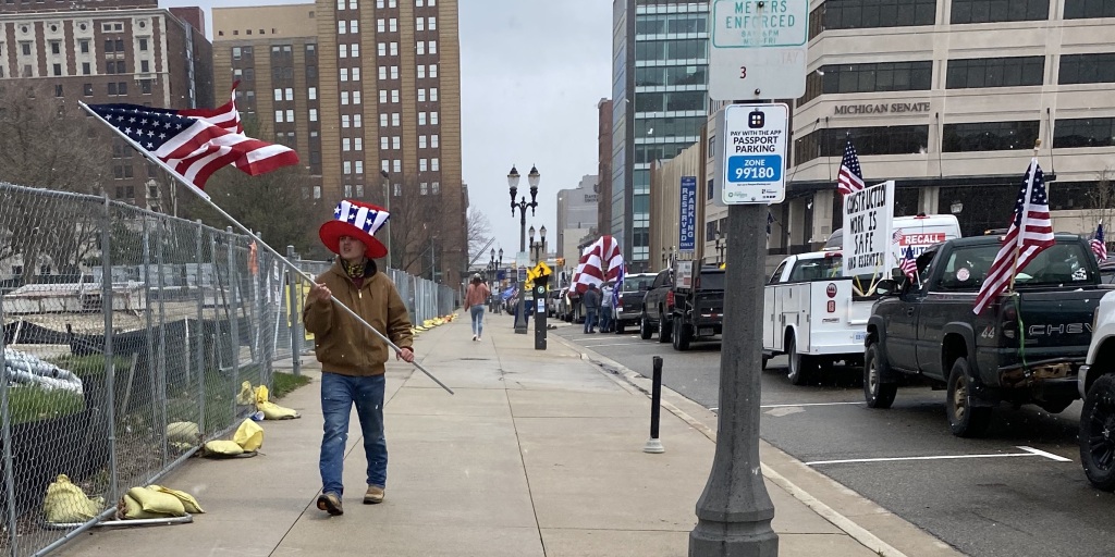 Some people were walking the street but keeping the distance.